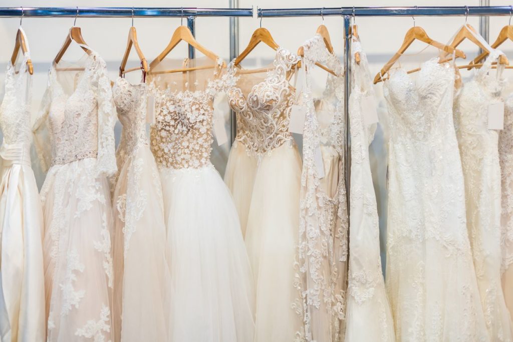 DISEÑOS INNOVADORES, COMO VESTIDOS DESMONTABLES.