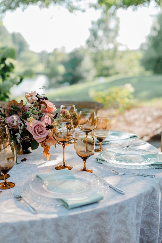 Rococó glam vs. minimalismo con alma: La dualidad estilística de la boda 2026