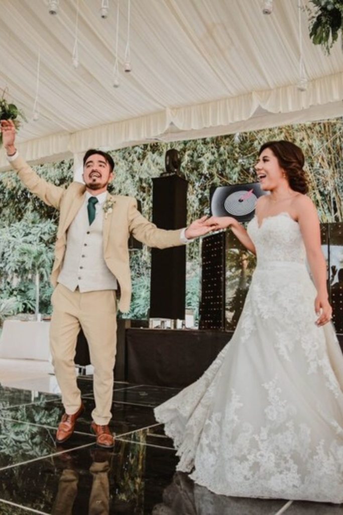 El Protocolo de la Fiesta: Guía de los momentos clave (entrada, primer baile, brindis, lanzamiento del ramo)